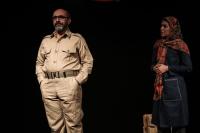 پیام دهکردی در نقش چمران در نمایش «تکه های سنگین سرب»