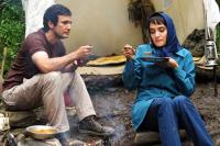 نمایی از محمدرضا فروتن و میترا حجار در فیلم