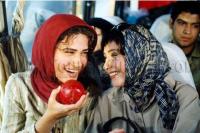 لادن مستوفی و کتایون ریاحی در نمایی از فیلم « تارا و تب توت فرنگی»