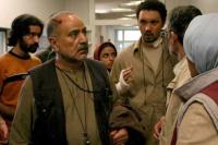 پرویز پرستویی و  کامبیز دیرباز در نمایی از فیلم «به نام پدر»