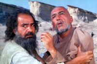 رضا کیانیان و پرویز پرستویی در نمایی از فیلم « روبان قرمز»