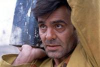 جمشید هاشم پور در نمایی از فیلم «پرواز از اردوگاه»