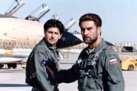 جعفر دهقان و علی دهکردی در نمایی ازفیلم خلبان