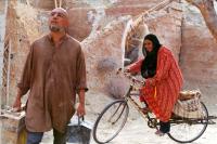 آزیتا حاجیان و رضا کیانیان در نمایی از فیلم « روبان قرمز»