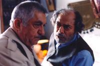 علی نصیریان و عزت الله انتظامی در نمایی از فیلم دیوانه ای از قفس پرید